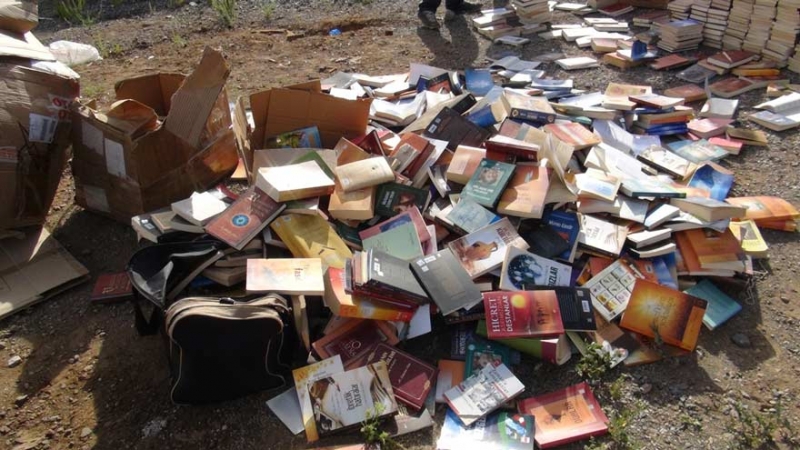 Gülen'in kitaplara çöplüklere atılıyor