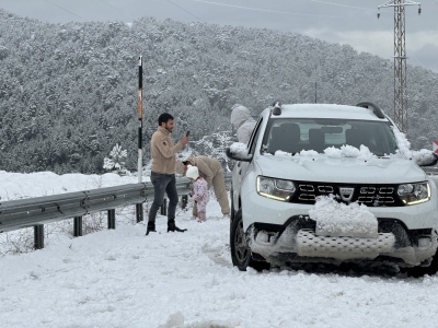 Seydikemer’in yaylalarına kar yağdı